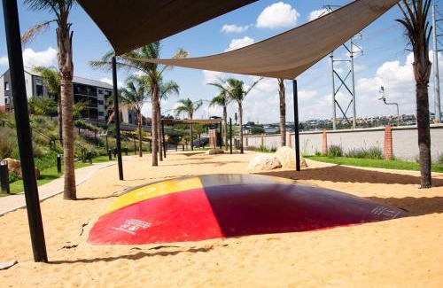 Greater Johannesburg Metropolitan Area Apartment | Cityescapes 2F in Waterfall Midrand - Beautiful self catering 2 bedroom unit next to Kyalami Racetrack with free WiFi swimming pool gym and restaurant - Perfect for a small family