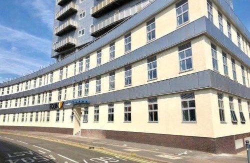 Leicester City Centre Apartment | Cityscape 2-BR - Leicester's Premier Urban Retreat