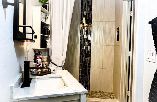 Gilbert House | Civic Centre, Resort Oasis, Open Kitchen & Priv Entry