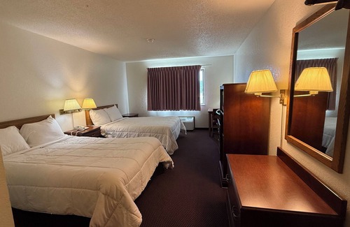 Clarion Hotel | Clarion Hometown Inn