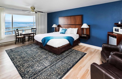 Lincoln Beach Hotel | Clarion Inn Surfrider Resort