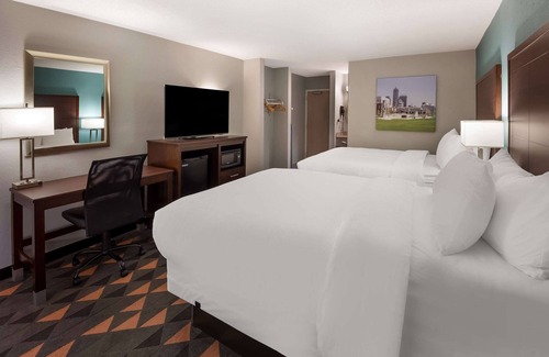 Castleton Hotel | Clarion Pointe Indianapolis Northeast