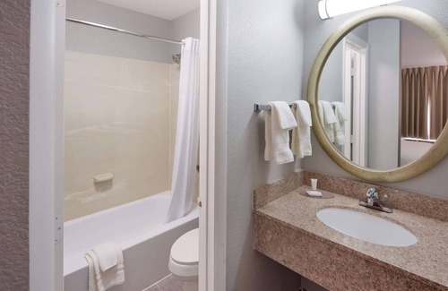 Castleton Hotel | Clarion Pointe Indianapolis Northeast