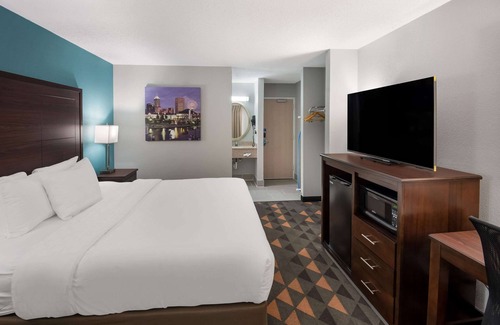 Castleton Hotel | Clarion Pointe Indianapolis Northeast