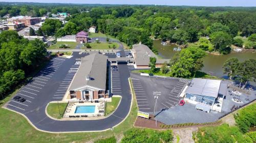 Clarksville Hotel | Clarion Pointe on the lake Clarksville-South Hill West