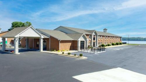 Clarksville Hotel | Clarion Pointe on the lake Clarksville-South Hill West