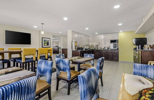 Staunton Hotel | Clarion Pointe Staunton East