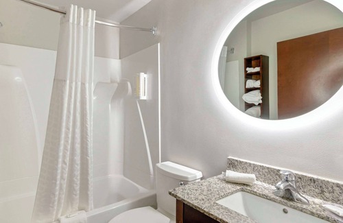 Staunton Hotel | Clarion Pointe Staunton East