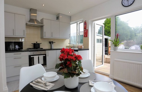 Hillingdon House | Classic 3 Bedroom/2 Bathroom House