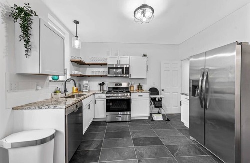 St. Louis House | Classic 7BR CWE Home | 3rd Floor Suite/ABODEbucks
