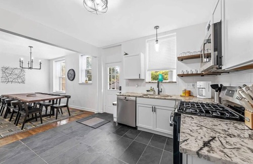 St. Louis House | Classic 7BR CWE Home | 3rd Floor Suite/ABODEbucks