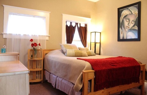 King House | Classic Bungalow in NE Portland for Extended Stay