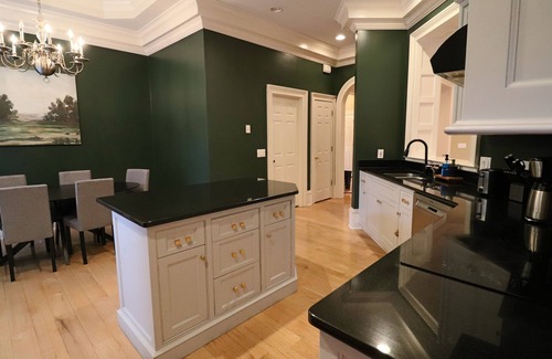 Athens House | Classic City Retreat in Five Points, Athens GA Theater- Hot Tub- World Cup 2026