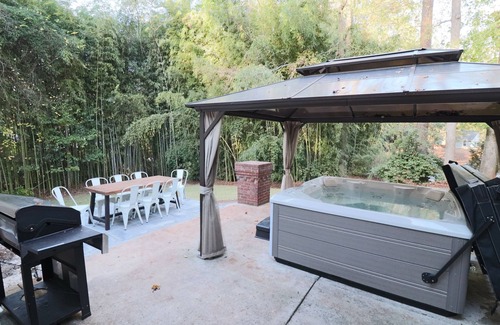 Athens House | Classic City Retreat in Five Points, Athens GA Theater- Hot Tub- World Cup 2026