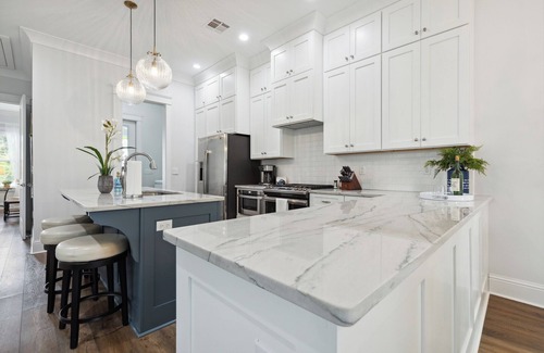 Old Town Cottage | Classic Coastal Cottage ~ Steps to the Beach! 4-Seater Golf cart for rent!