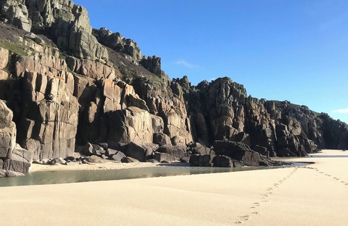 Sennen House | Classic, Cozy & Comfortable Seaside Cottage Close to Cornwalls Best Beaches