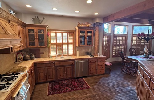 Shaver Lake Cabin | Classic Cozy Shaver Lake Cabin