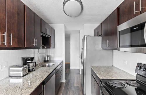 Rush and Division Apartment | Classic Gold Coast 1BR w/Deck, Gym & Lounge, 1 block to L, by Blueground