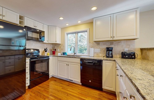 South Chatham House | Classic home with deck, patio & yard - walk to Cockle Cove & Forest Beaches