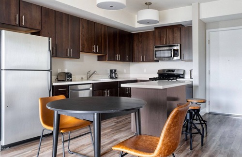 Mountain View Apartment | Classic Mountain View 2BR w/Gym & Pool, nr Restaurants, by Blueground