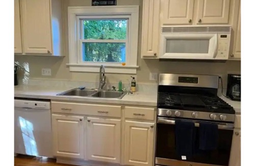 Harters Heights House | Classic Notre Dame House .7 mi walk to Campus via Angela or Eddy St. Sleeps 14.