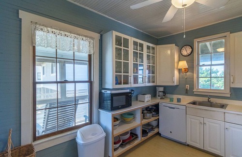 South Nags Head House | Classic oceanfront cottage with incredible crow's nest views!