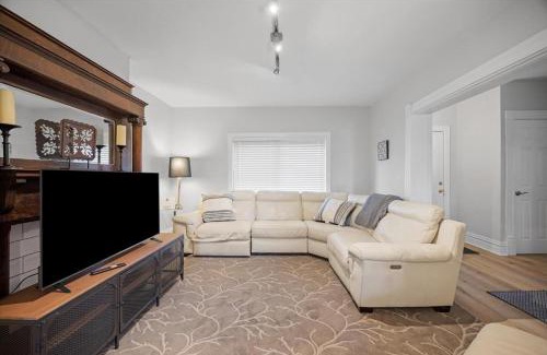 Crafton House | Classic Pittsburgh 4 Square - Easy Access to Town and Airport