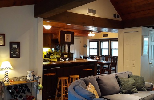 Fontana-on-Geneva Lake House | Classic Lake House just a few blocks to Abbey, Lakefront, Restuarants, & Beach