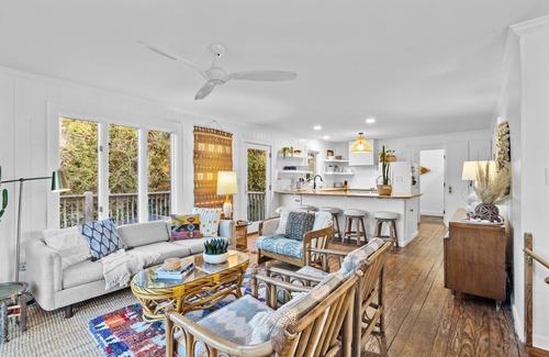 Emerald Isle Cottage | Classic Waterfront Cottage - Close to Beach - Pool