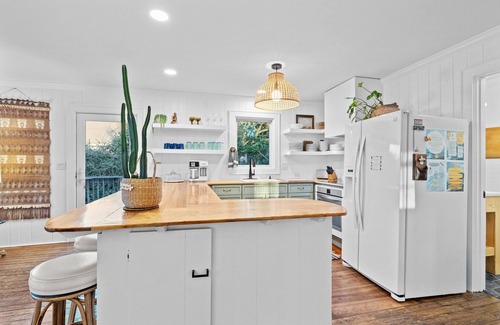 Emerald Isle Cottage | Classic Waterfront Cottage - Close to Beach - Pool