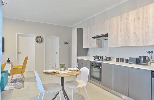 Greater Johannesburg Metropolitan Area Apartment | Classy 2bedroom Apartment at 93 New