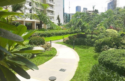 Guadalupe Nuevo Condo | Classy 2BR Apartment + Netflix at Rockwell Makati