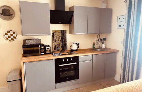 Heathton Apartment | Claverley Hideaway Sleeps 2 with Patio