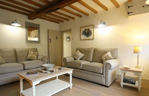 Barnsley Cottage | CLAYPOT COTTAGE, family friendly in Barnsley, Gloucestershire