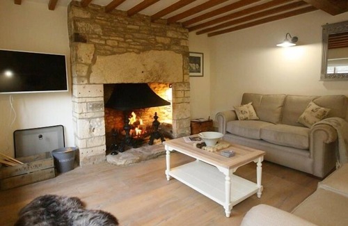 Barnsley Cottage | CLAYPOT COTTAGE, family friendly in Barnsley, Gloucestershire