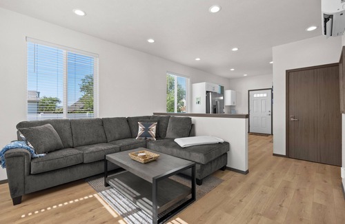 Logan House | Clean 2 Bed Bungalow, Free Parking, Fast WiFi, Near GU