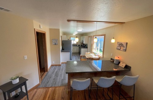 Myrtletown House | Clean and Bright Cottage, 3 bedroom with Game Room and Laundry!