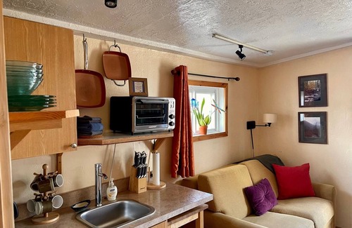 Lava Hot Springs Cabin | Clean and Cozy Cabin on Main Street - Walk to the river and hot pools!