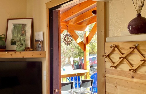 Lava Hot Springs Cabin | Clean and Cozy Cabin on Main Street - Walk to the river and hot pools!