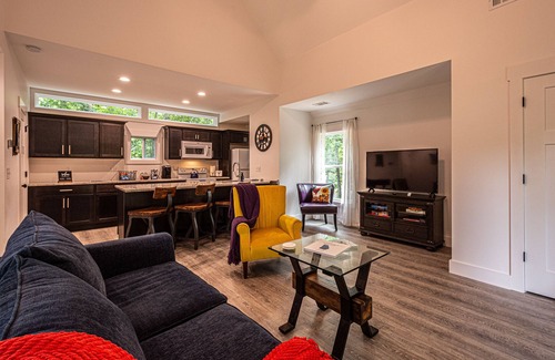 Dahlonega Cottage | Clean & Comfy! Close to Dahlonega Square, UNG, Weddings & Wine. Dogs welcome!