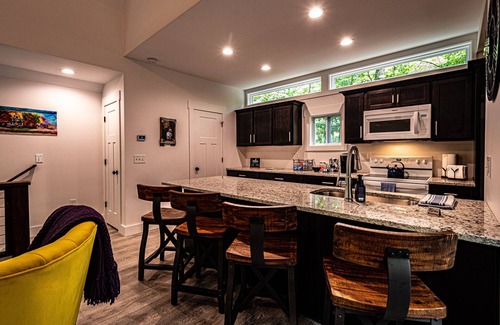 Dahlonega Cottage | Clean & Comfy! Close to Dahlonega Square, UNG, Weddings & Wine. Dogs welcome!