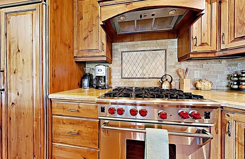 Downtown Park City House | CLEAN Fabulous 4BR House steps 2 ski/main, hottub, views, fireplace, walk to all