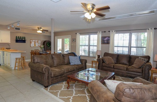 Rocky Mount Cabin | ✨Clean Family Friendly Cabin Steps from Lake. Huge Deck & Lakeside Fire Pit!