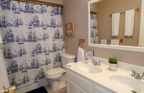 Rocky Mount Cabin | ✨Clean Family Friendly Cabin Steps from Lake. Huge Deck & Lakeside Fire Pit!