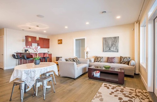 Southwest Mission House | Clean Home with Breathtaking Lakeview in Kelowna