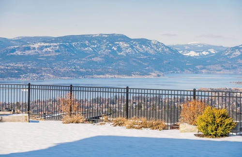 Southwest Mission House | Clean Home with Breathtaking Lakeview in Kelowna