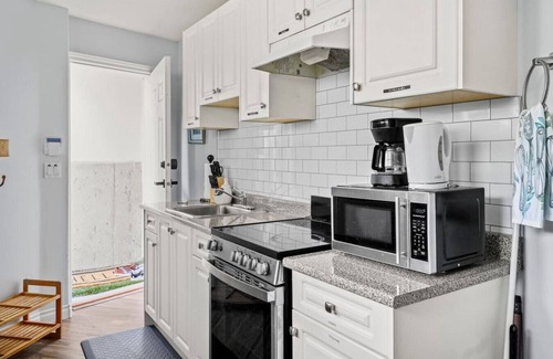 Burnaby House | Clean & Modern 1 Bedroom Suite + Sofa Bed