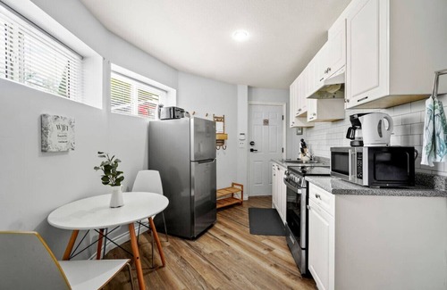 Burnaby House | Clean & Modern 1 Bedroom Suite + Sofa Bed