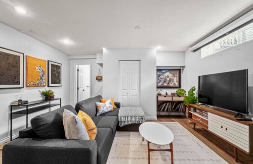 Burnaby House | Clean & Modern 1 Bedroom Suite + Sofa Bed