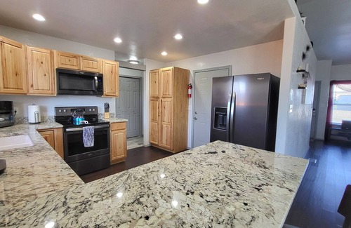 Twin Falls House | Clean & Quiet! - HOT TUB Retreat!